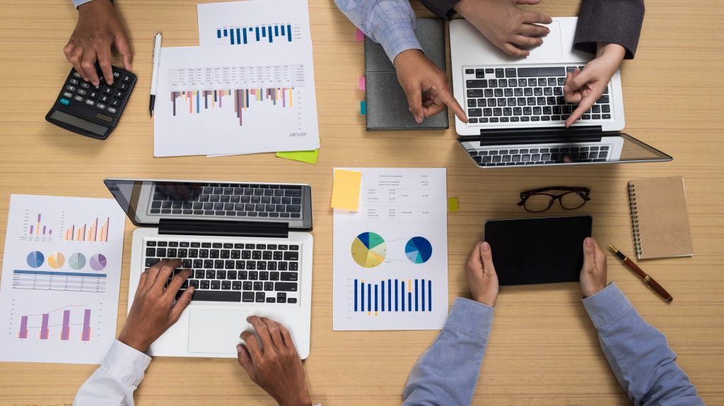 Equipe travaillant sur le bureau numérique, Gerer Mes Affaires