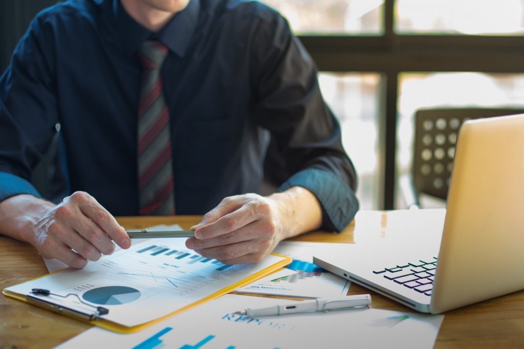 Professionnel utilisant le bureau numérique : GED et coffre fort électronique